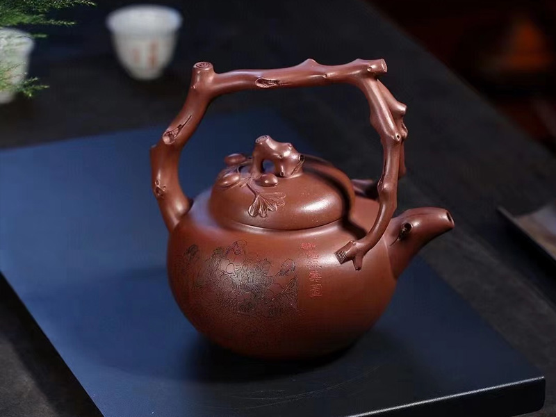 王军紫砂壶作品东坡提梁壶